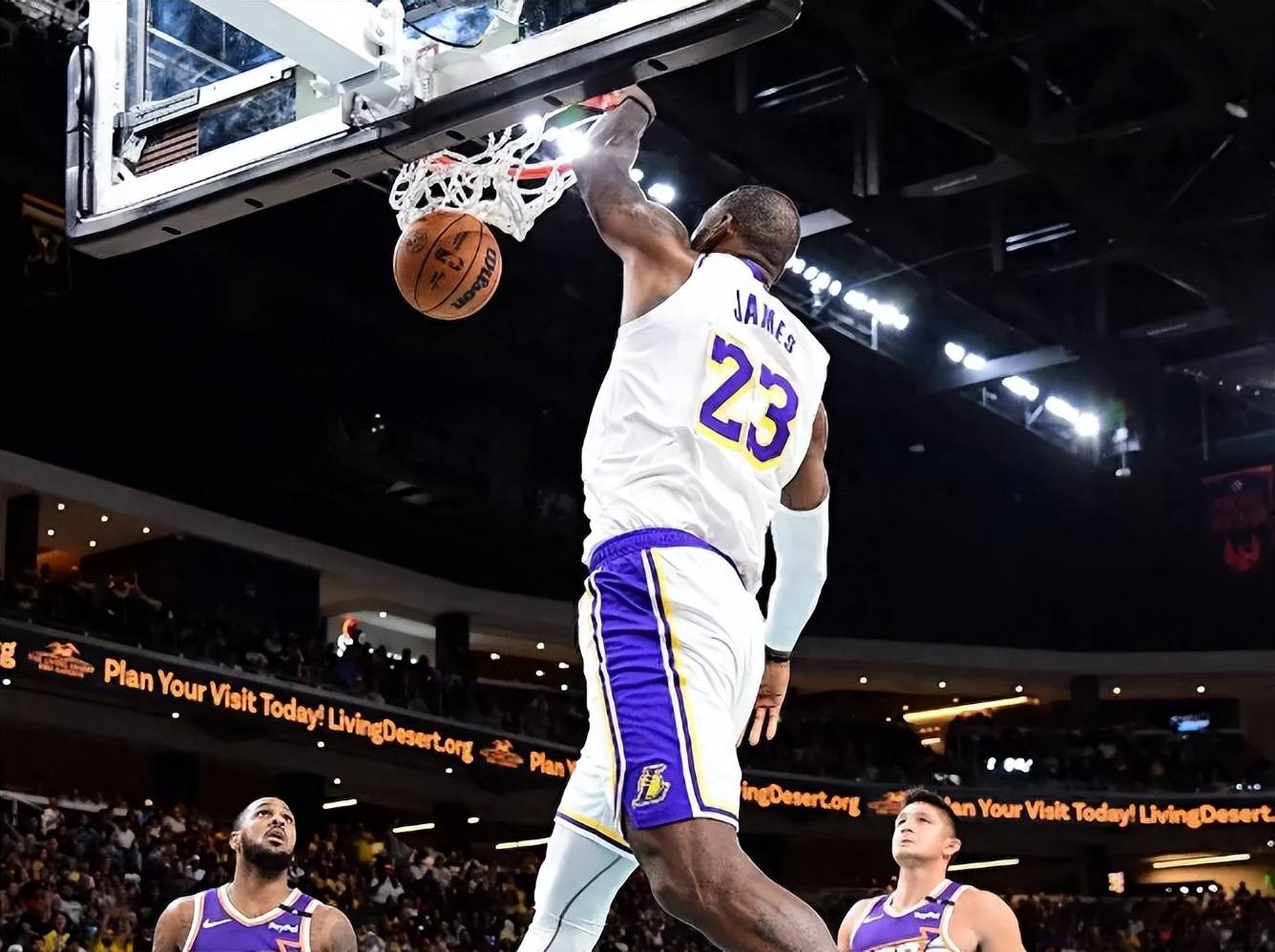 湖人总决赛揭幕战获胜，热火挫败