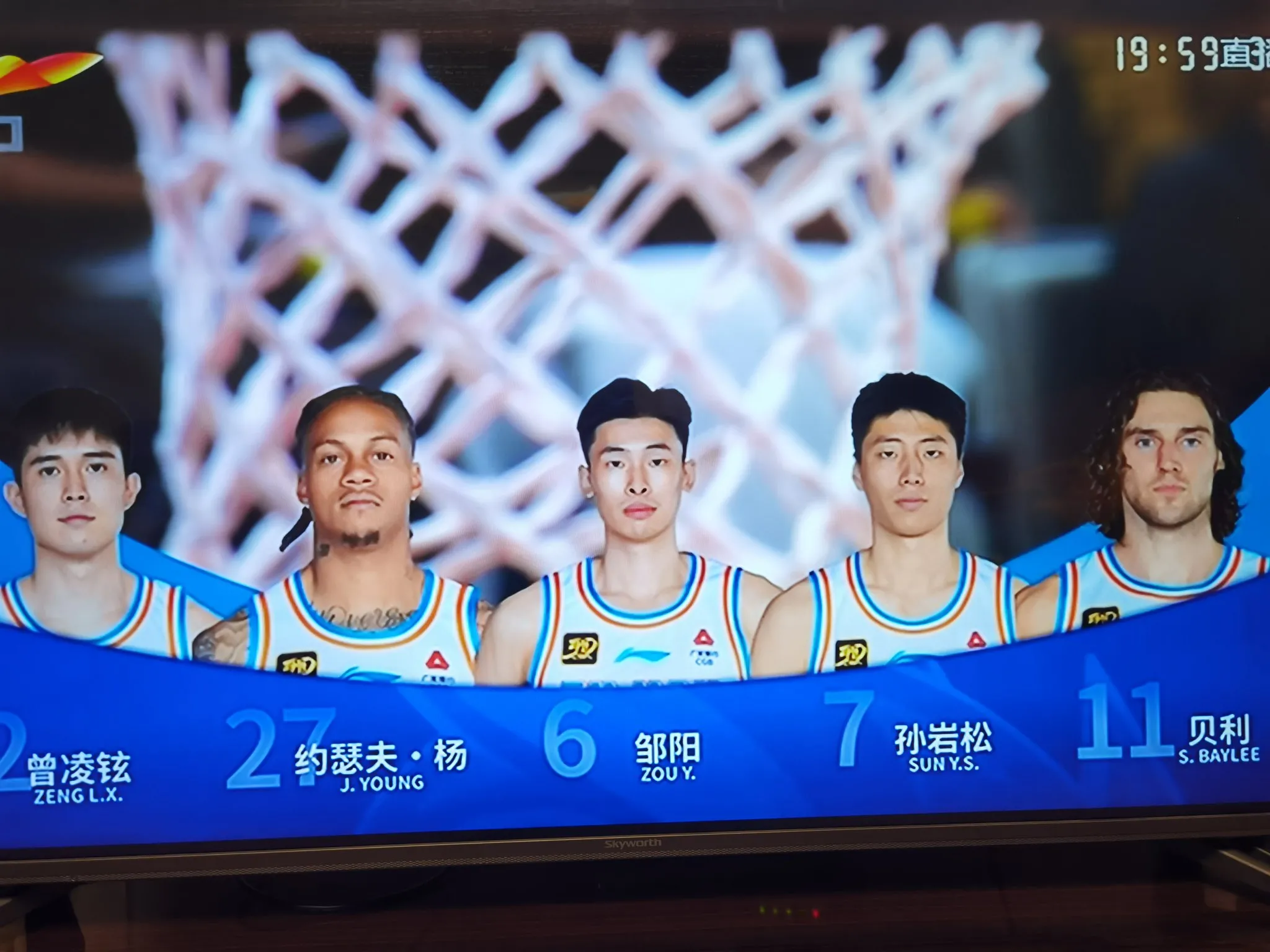 包含新疆队客场大胜，完胜对手稳固排名的词条